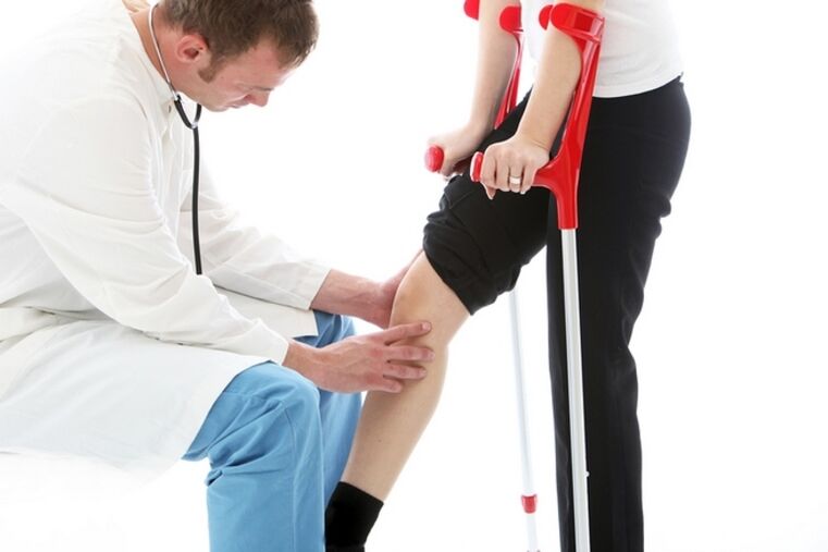 Inspection of the knee of a patient with arthrosis of the knee joint
